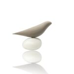 Γκρι πουλί σε βότσαλο